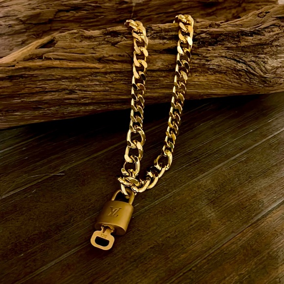 Authentic LouisVuitton lock & key #321 on an unbranded link necklace - Picture 1 of 5